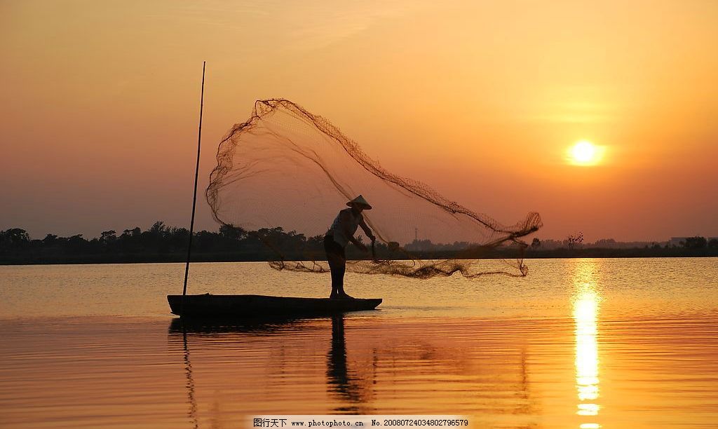 黄昏撒网捕鱼