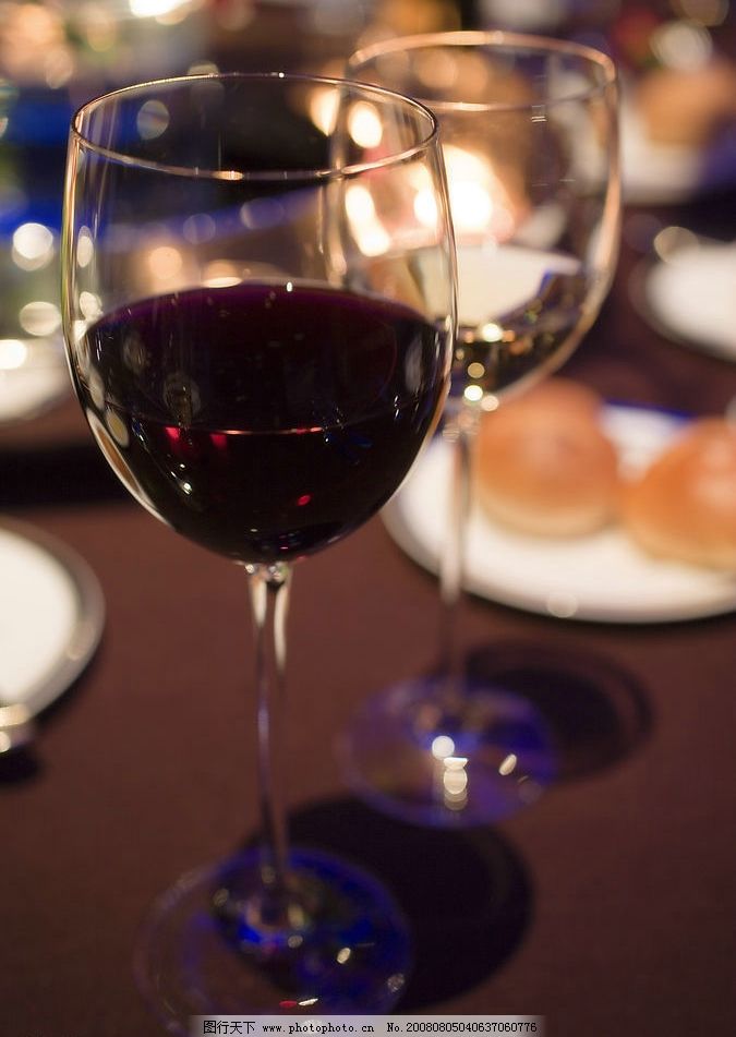 酒杯 红酒 玻璃杯 高脚玻璃酒杯 半杯红酒 酒具 餐桌 餐具 两个酒杯