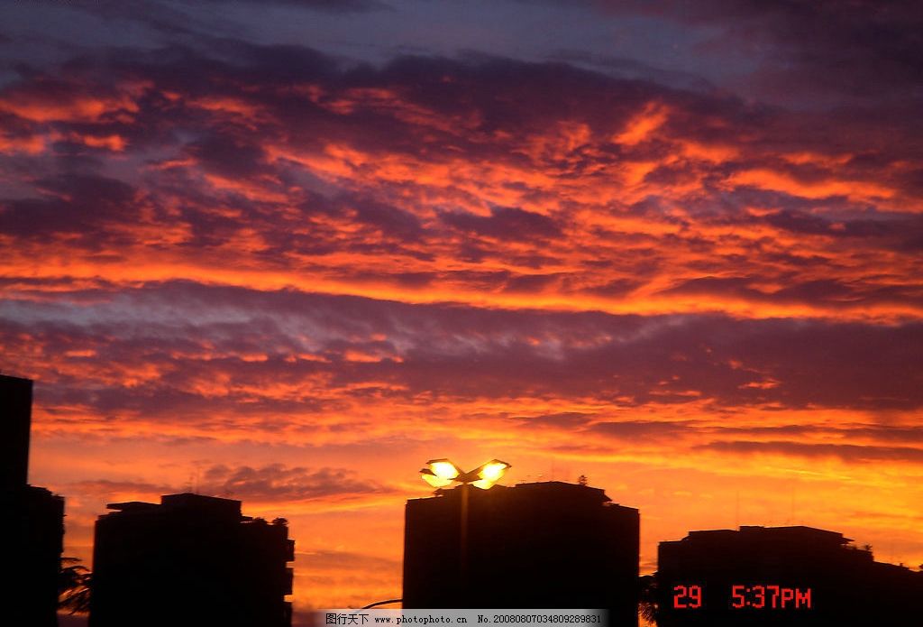 夕阳 天空 红色 房子 建筑 自然景观 自然风景 摄影图库 72dpi jpg