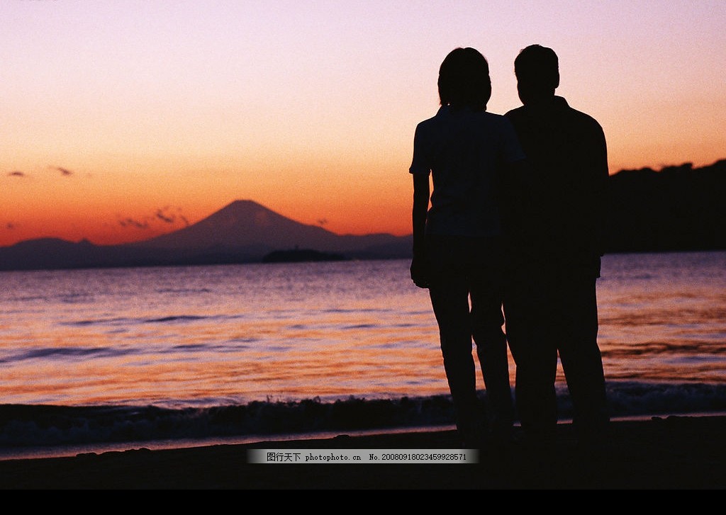 恋人背影牵手_恋人手牵手背影_海边恋人背影_年轻恋人背影_奇奇安卓网